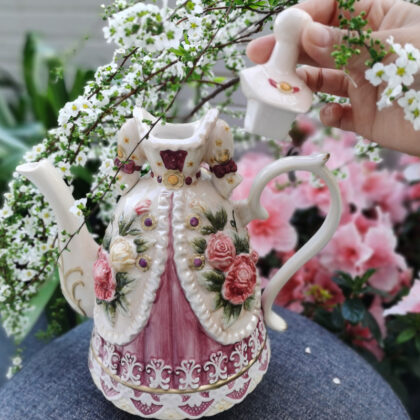 Nobility Beauty Dress Embossed Ceramic Teapot